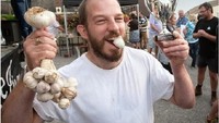 The World Garlic Eating Competition yang diadakan di Chideock, Dorset County, Southwestern Inggris ini diadakan tahun 2014. Saat itu David Greenman memenangkan kontes dengan mengunyah 33 siung bawang putih mentah dalam waktu 60 detik. Foto: Istimewa