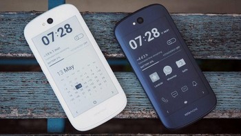 YotaPhone diluncurkan ioleh sebuah perusahaan Rusia pada tahun 2012. Keunikan atau bolehlah disebuy keanehan adalah punya dua layar, salah satunya di bagian belakang. Layar utamanya seperti HP biasa, sedangkan belakangnya berjenis e-ink seperti yang terdapat di pembaca ebook seperti Kindle. Foto: Unwired View