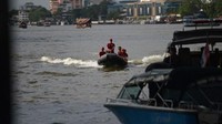 Ada berbagai macam jenis perahu yang melintas di Sungai Chao Phraya. Mulai dari perahu tradisional sampai speed boat/Foto: AFP