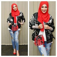 Dengan celana jeans, Erra Fazira terlihat seperti masih berusia 30 tahun. Foto: Dok. Instagram @errafazira