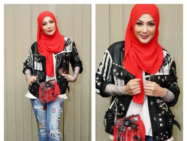 Dengan celana jeans, Erra Fazira terlihat seperti masih berusia 30 tahun. Foto: Dok. Instagram @errafazira