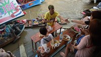Salah satu momen transaksi di pasar tradisional/Foto: AFP