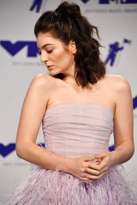 Oh My Lorde! Tatanan Rambut Kusut Saja, Lorde Tetap Cantik di MTV VMA