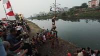 Aktivitas warga di pinggir Banjir Kanal Barat/Foto: Antara Foto