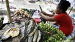 Belanja dengan Dua Mata Uang di Pasar Perbatasan Entikong