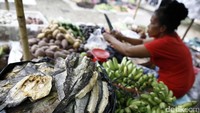 Tidak heran bila barang-barang dari Malaysia menjadi primadona warga karena harganya jauh lebih murah.