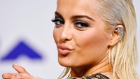 Ia terlihat glamor dengan makeup dan busana yang dikenakannya itu. Frazer Harrison/Getty Images/detikFoto.