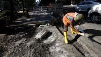 Fungsi trotoar yang dibuat lebar adalah untuk pejalan kaki, bukan untuk motor atau mobil.