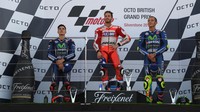 Di atas podium, Dovizisio diapit dua rider Yamaha; Maverick Vinales yang jadi runner-up dan Rossi yang finis ketiga. (Foto: Shaun Botterill/Getty Images)
