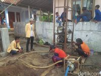 Mahasiswa saat mengerjakan pembangunan sumur bor. (Dok. STIE)