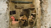 Miniatur ini menunjukan kehidupan mahluk fiksi yang hidup di rumah bawah tanah (The Mini Time Machine Museum of Miniatures/Facebook)