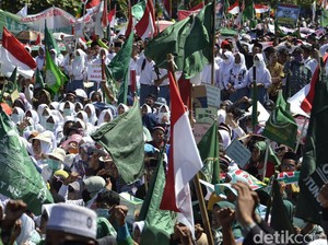 Bupati Batang Gabung Ribuan Massa Turun Jalan Menolak 5 Hari Sekolah