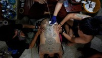 Dari beragam festival yang ada di Thailand, Festival Sak Yant bisa membuat turis meringis kesakitan. Ratusan orang akan ditato secara masal dengan jarum yang sangat tipis (Foto: Damir Sagolj/Reuters)