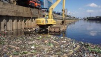 Alat berat digunakan untuk mengangkut sampah dari sungai ke atas truk (Foto: Arief Ikhsanudin/detikcom)