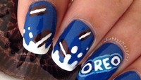 Renyah manisnya biskuit hitam dipindahkan ke kuku-kuku jari. Lengkap dengan warna biru khas Oreo.Foto: Istimewa