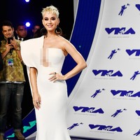 Deretan selebriti A-lister menghadiri perhelatan MTV Video Music Awards (VMA) 2017 di The Forum, Inglewood, California, Minggu (27/8/2017). Mulai dari Katy Perry sebagai host sampai Lorde, 10 selebriti ini sukses tampil memikat dalam daftar selebriti berbusana terbaik di MTV VMA 2017.