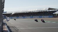 Pada akhirnya rider Ducati Andrea Dovizioso yang keluar sebagai pemenang. (Foto: Mirco Lazzari gp/Getty Images)