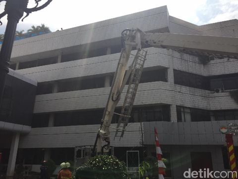  Petugas pemadam kebakaran di gedung Kemendes, Kalibata, Jakarta Selatan, Senin (28/8/2017)