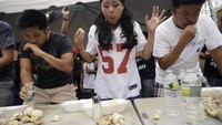 Diadakan selama Hester Street Fair di East Village, New York City ada kontes makanan balut. Balut merupakan embrio bebek yang sudah berparuh hingga ada sedikit bulu halus. Ini adalah kontes yang paling tidak diminati. Siapa saja yang bisa memakannya dalam waktu 5 menit untuk memakan sebanyak-banyaknya telur maka bisa memenangkannya. Juaranya saat itu adalah Wayne Algenio. Foto: Istimewa