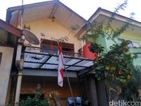 Rumah Muzakir yang diguyur hujan misterius / 