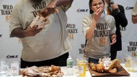Di Hari Natal ada satu kontes di New York bernama Thanksgiving Turkey Eating Contest. Dalam perlombaan ini. The Black Widow Thomas berhasil menghabiskan kalkun dalam jumlah banyak dalam waktu 10 menit. Foto: Istimewa
