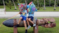 Anak-anak lokal Guam bahkan asyik duduk-duduk di atas torpedo bekas Perang Dunia Kedua. Ini seperti memberi pesan ke pemimpin Korea Utara, Kim Jong Un. Kami tidak takut, Kim! (Erik De Castro/Reuters)