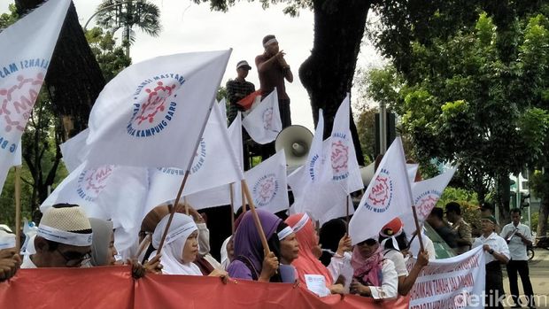 Warga Kampung Baru Pulomas demo di Balai Kota DKI.