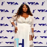 Gaun putih ala pengantin dengan kaus kaki dan sneakers ala Lizzo tak membawanya ke akhir yang bahagia di daftar busana terburuk.