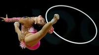 Pesenam dari Thailand, Pornchanit Junthabud, saat tampil dalam senam ritmik di nomor allround SEA Games 2017 Kuala Lumpur.  (Lai Seng Sin/Reuters)
