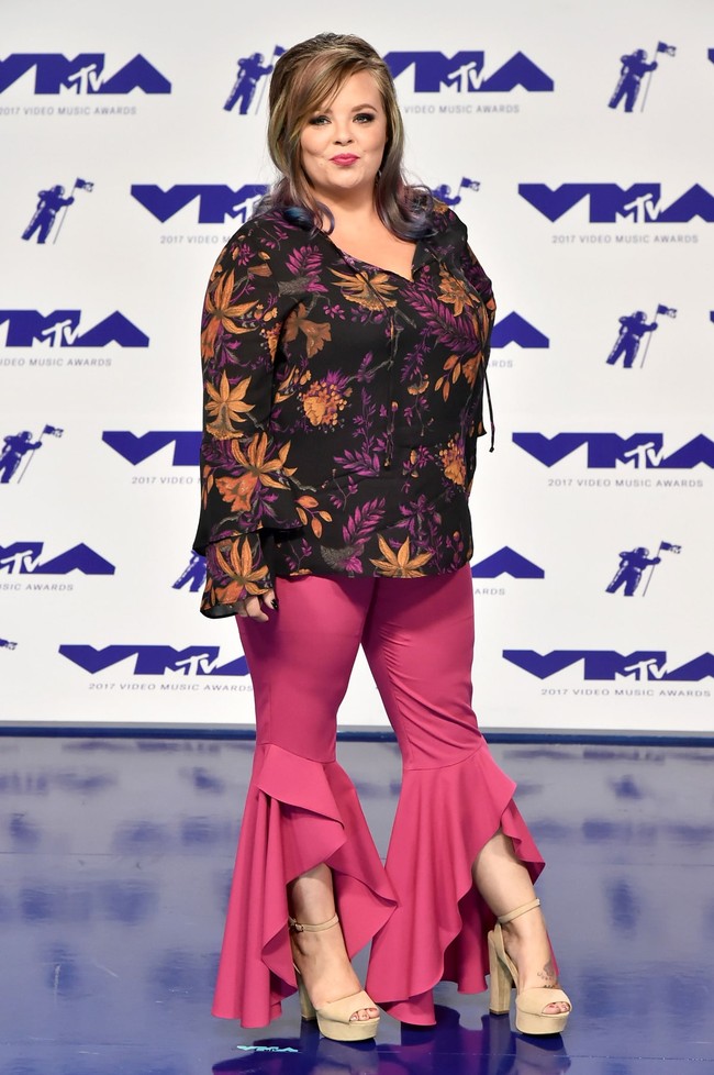 Blouse dan celana ruffle yang dipakai Catelynn Baltierra ini mengingatkan pada tren 60-an. Sayangnya bukan jadi modis, tapi terlihat kuno seperti mengambil koleksi pakaian lama di lemari.