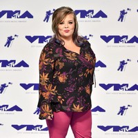 Blouse dan celana ruffle yang dipakai Catelynn Baltierra ini mengingatkan pada tren 60-an. Sayangnya bukan jadi modis, tapi terlihat kuno seperti mengambil koleksi pakaian lama di lemari.