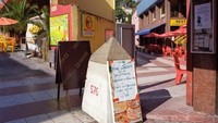 Prancis bertetangga dekat dengan Spanyol. Desa Le Perthus di Prancis dan Els Limit di Spanyol dulunya punya perbatasan. Namun setelah ada Uni Eropa, mereka cukup dipisahkan oleh semacam obelisk kecil dengan nomor 576 di salah satu sisinya. Namun perbatasan itu seakan terlupakan karena dikelilingi oleh berbagai outlet dan toko-toko. Bahkan batu perbatasannya ditempeli menu salah satu restoran beserta harganya (Foto: Valerio Vincenzo/CNN Travel)