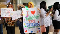 Berbagai kertas bertuliskan ungkapan kecintaan mereka dibuat oleh para fans.