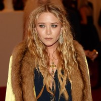 Mantan artis cilik dan desainer Mary Kate Olsen punya alasan sederhana mengapa ia jarang tersenyum. Aku tidak ingin difoto. Tidak masalah jika saat tampil di karpet merah atau pemotretan fashion. Tapi setiap kali aku ketemu paparazzi, aku menutupi wajahku dan tidak ingin tersenyum, ucapnya. Foto: dok. Getty Images