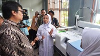Tak lupa ia meninjau sarana dan prasarana Sekolah Menengah Analis Kimia (SMAK) Padang yang terbilang sangat memadai. Maka tak ayal, Lulusan SMAK Padang sebanyak 85 persen telah terserap di industri kerja. Foto: dok. Kemenperin