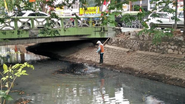 Petugas PPSU rutin membersihkan Kali Sunter setiap pagi.