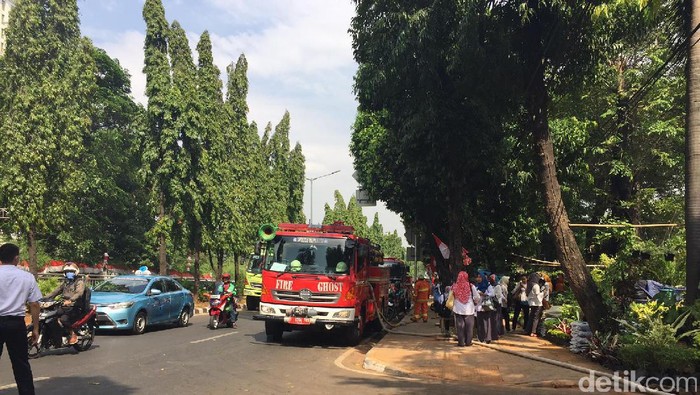 Kebakaran di Gedung Kemendes, Kalibata Macet Total