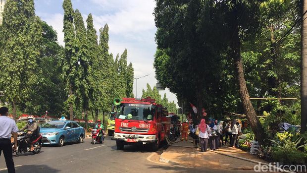  Petugas pemadam kebakaran di gedung Kemendes, Kalibata, Jakarta Selatan, Senin (28/8/2017)