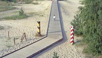 Salah satu perbatasan unik Uni Eropa yang pertama berada di pantai antara Seebad Heringsdord di Jerman dengan Swinoujscie di Polandia. Perbatasan tersebut ada sejak akhir Perang Dunia II. Sejarahnya, Polandia merupakan tempat pelarian kaum Yahudi saat zaman Nazi. Di Polandia pun juga terdapat kamp Auschwitz yang begitu mengerikan dan menjadi saksi sejarah. Setelah ada kawasan Uni Eropa, perbatasan antara Jerman dan Polandia cukuplah berupa dua tiang yang berbeda warna. Di sisi Jerman terdapat satu tiang dengan bendera Jerman, dan begitu juga sebaliknya (Foto: Valerio Vincenzo/CNN Travel)