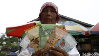 Belanja dengan Dua Mata Uang di Pasar Perbatasan Entikong