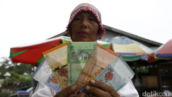 Belanja dengan Dua Mata Uang di Pasar Perbatasan Entikong