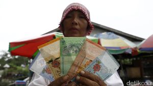 Belanja dengan Dua Mata Uang di Pasar Perbatasan Entikong
