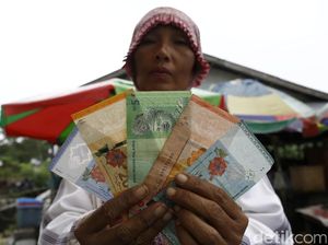 Belanja dengan Dua Mata Uang di Pasar Perbatasan Entikong