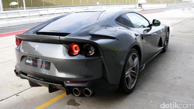 Menjajal Ferrari 812 Superfast di Sirkuit Sepang
