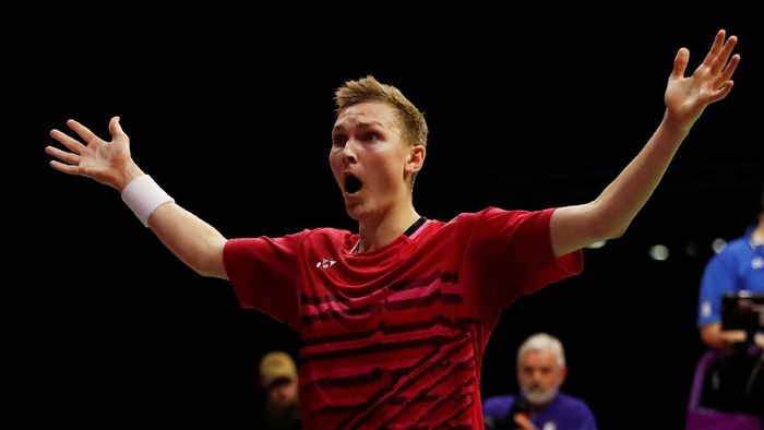 Viktor Axelsen merayakan kemenangannya atas Lin Dan di final Kejuaraan Dunia Bulutangkis 2017 (Foto: Russell Cheyne/REUTERS) Viktor Axelsen merayakan kemenangannya atas Lin Dan di final Kejuaraan Dunia Bulutangkis 2017 (Foto: Russell Cheyne/REUTERS)