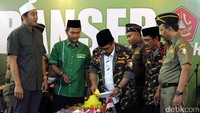 Ketua Umum GP Ansor Yaqut Cholil Qoumas memotong tumpeng saat tasyakuran kemerdekaan di Kantor Pusat GP Ansor, Jakarta, Senin (28/8/2017).