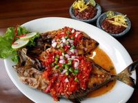 Sedap Enaknya Makan Ikan  Bakar  dengan Nasi  Hangat dan 