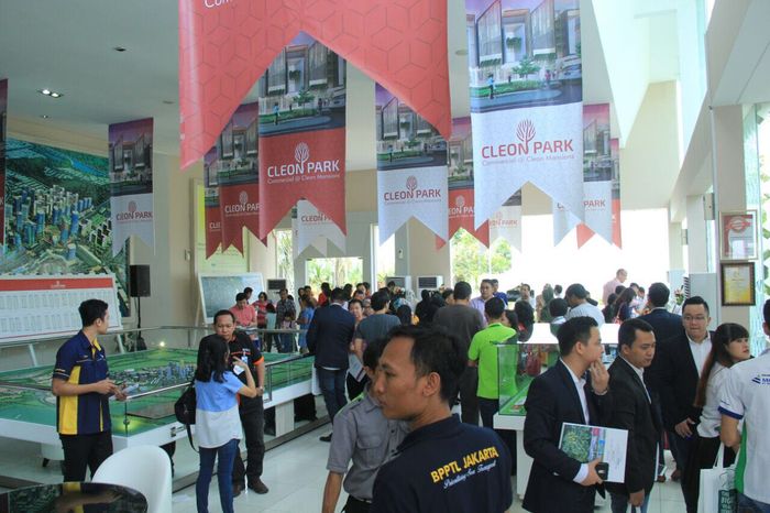 Foto: Konsumen melihat-lihat produk shop house Cleon Park (Dok. Jakarta Garden City) Foto: Konsumen melihat-lihat produk shop house Cleon Park (Dok. Jakarta Garden City)