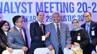 Direktur Utama Bank BJB Ahmad Irfan bersama Komisaris Utama Independen Bank BJB Klemi Subiyantoro dan jajaran direksi Bank BJB berfoto bersama saat analyst meeting di Jakarta, Senin (28/8). Foto: dok. BJB