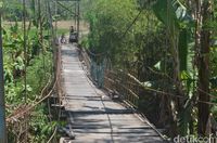 Semangat Si Jalak Perbaiki Jembatan 'Maut' di Cirebon